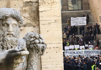 Un momento dell'Assemblea con fischietti e striscioni d'ogni tipo dei vigili di Roma Capitale indetta da diverse sigle sindacali, Roma, 9 gennaio (ANSA)