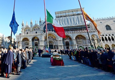 La bara di Valeria Solesin in piazza San Marco a Venezia (ANSA)