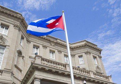 Bandiera cubana issata sull'ambasciata a Washington (ANSA)