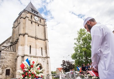 Un musulmano osserva un minuto di silenzio davanti alla chiesa di Saint-Etienne-du-Rouvray (ANSA)