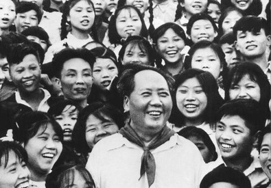 Il presidente Mao Zedong tra insegnanti e studenti di una scuola (Foto del 1959) (ANSA)