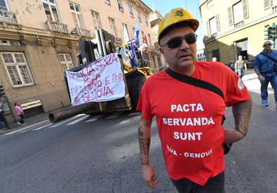 Un momento della manifestazione indetta dai sindacati dopo la presentazione del piano industriale dei nuovi proprietari dell'Ilva. 9 ottobre a 2017 a Genova (ANSA)