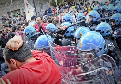 G7 Summit in Taormina - Clashes between police and demonstrators (ANSA)