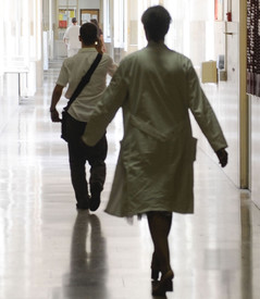 Sanitari in ospedale (Foto d'archivio) (ANSA)