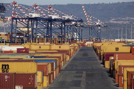 Il porto di Gioia Tauro (Reggio Calabria) con le navi e i container © ANSA