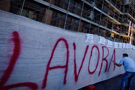 Una protesta per il lavoro (foto: ANSA )