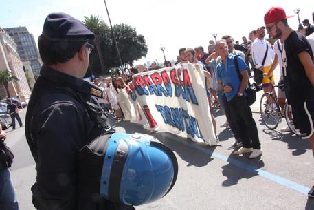 Un momento delle contestazioni al Presidente del Consiglio Matteo Renzi, all'ingresso della  Prefettura a Taranto, dove il premier incontra i rappresentanti dei lavoratori dell'Ilva, 13  settembre 2014. ANSA / RENATO INGENITO (foto: ANSA)