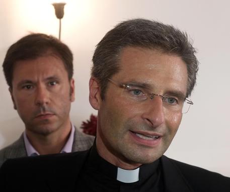 Monsignor Krysztof Charamsa, alle spalle il suo partner Eduard © ANSA