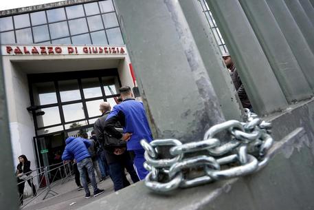 Spari Tribunale:avvocati sfondano ingresso,due agenti feriti © ANSA