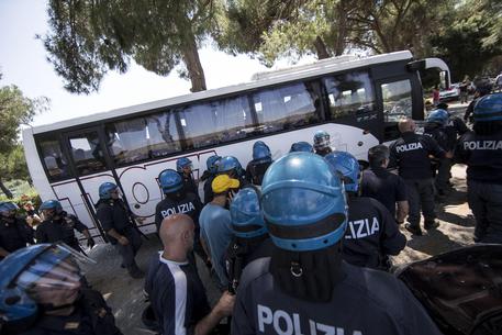 Immigrazione: Roma, bottiglie contro pullman migrant © ANSA