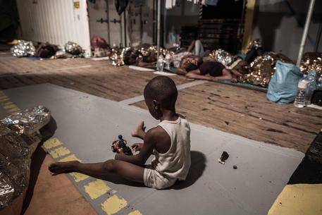 L'arrivo nel porto di Palermo delle 533 persone soccorse dalla nave di MSF Bourbon Argos nel fine  settimana, 3 Agosto 2015 © ANSA