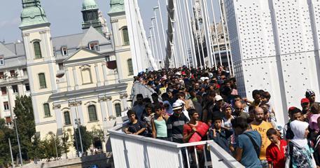 Migranti attraversano a piedi il ponte Erzsebet a Budapest © EPA