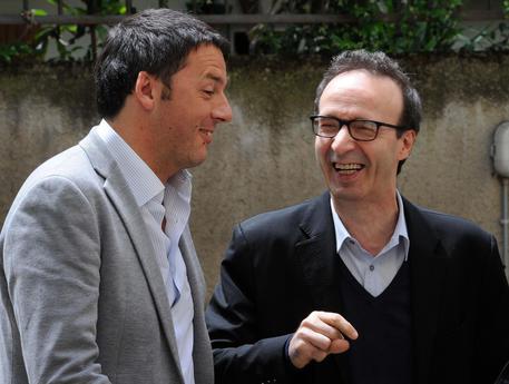 Roberto Benigni e Matteo Renzi in un'immagine ripresa a Firenze nel maggio 2013 © ANSA