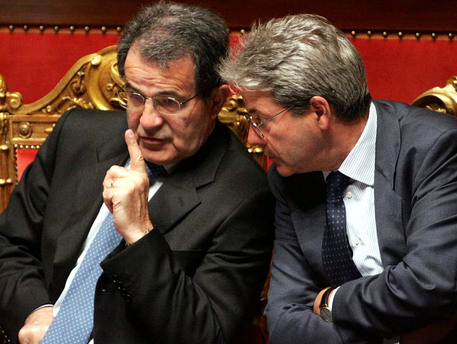 L'allora presidente del Consiglio Romano Prodi (S) con Paolo Gentiloni, il 19 maggio 2006 nell' aula  di Palazzo Madama © ANSA