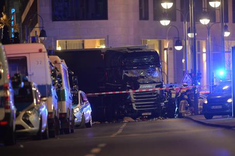 Il camion che si è schiantato sul mercatino di Natale a Berlino © EPA