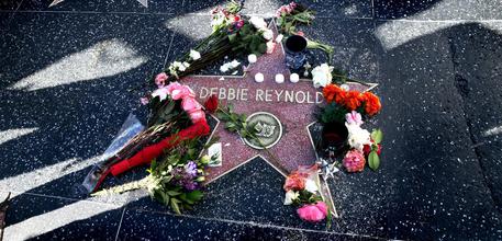 Fiori sulla stella di Debbie Reynolds sulla walk of fame © EPA