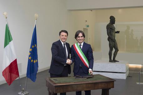 Il presidente del Consiglio Matteo Renzi con il sindaco di Reggio, Giuseppe Falcomatà (D), durante la visita per l'inaugurazione del Museo Archeologico di Reggio Calabria, 30 aprile 2016. ANSA/BARCHIELLI/UFFICIO STAMPA PALAZZO CHIGI © ANSA