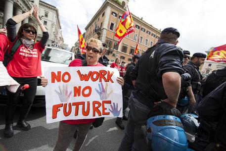 Una recente manifestazione sul lavoro. Qui la protesta dei lavoratori Meridiana, foto archivio 12 maggio 2016 © ANSA 