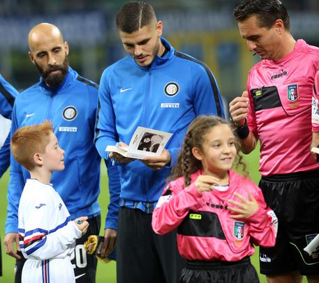 Anna Frank con la maglia della Roma: gli adesivi lasciati dai tifosi della  Lazio in Curva Sud - Sport - La Repubblica