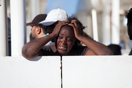 La disperazione di una migrante a bordo della nave 'Diciotti' approdata nel porto di Reggio Calabria, 4 Novembre 2017 © ANSA