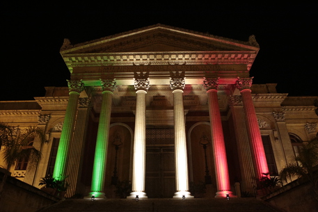 Il Teatro Massimo illuminato con il tricolore per la nomina di Palermo Capitale italiana della cultura © Ansa