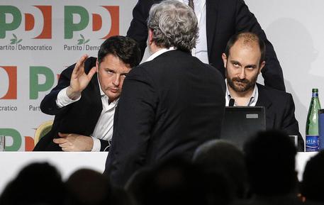 Matteo Renzi stringe la mano a Michele Emiliano, a destra Matteo Orfini © ANSA