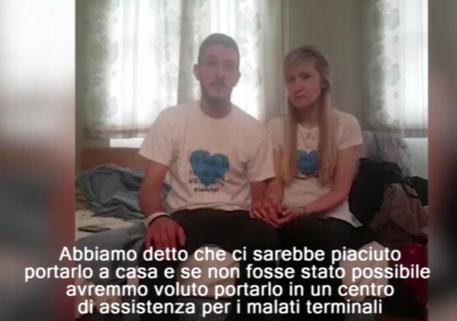 Un frame di Chris Gard e Connie Yates, i genitori del piccolo Charlie Gard, che ripercorrono in  questo video la battaglia legale per portare  a proprie spese il bimbo negli Usa e sottoporlo a una cura sperimentale © ANSA