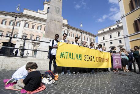 Il sit-in a Montecitorio a favore del IUS SOLI © ANSA