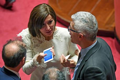 La senatrice Anna Maria Bernini parla con Nicola Morra e alcuni senatori del M5s al termine della seconda votazione in aula del Senato Â© ANSA