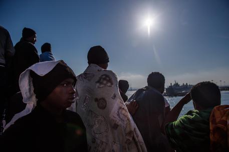 I migranti guardano la costa siciliana dalla nave Aquarius (archivio) Â© EPA