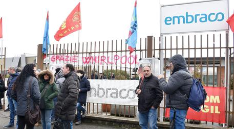 Un momento di un presidio dei lavoratori dell'Embraco in una foto di archivio Â© ANSA