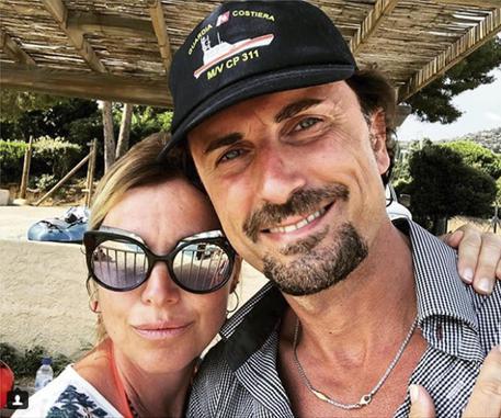 Una foto tratta dal profilo Instagram del ministro delle Infrastrutture e Trasporti Danilo Toninelli con la moglie Maruska Lavezzi al mare Â© ANSA