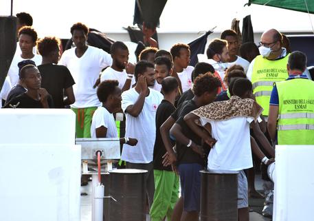 I migranti rimasti a bordo della nave Diciotti dopo lo sbarco di 13 di loro per motivi sanitari Â© ANSA