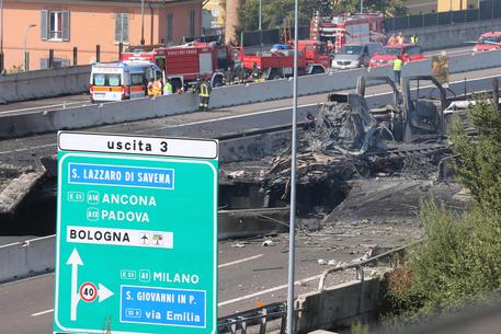 >>>ANSA/ INFERNO A BOLOGNA,ESPLODE UN'AUTOCISTERNA,2 MORTI E 55 FERITI © ANSA