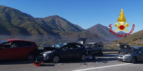 ++ Si fermano per soccorso auto,in due travolti e uccisi ++ © ANSA