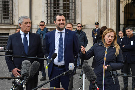 Antonio Tajani, Matteo Salvini e Giorgia Meloni entrano a Palazzo Chigi © ANSA