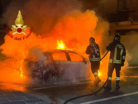 Auto In Fiamme Ad Avellino Non Si Esclude Alcuna Pista Campania