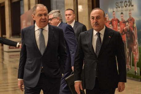 Lavrov con il suo omologo turco Cavusoglu © ANSA
