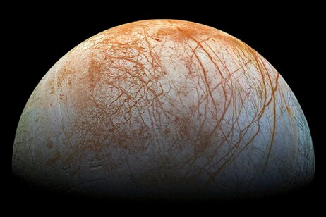 Europa, la luna di Giove che nasconde un oceano (fonte: NASA/JPL/Galileo)