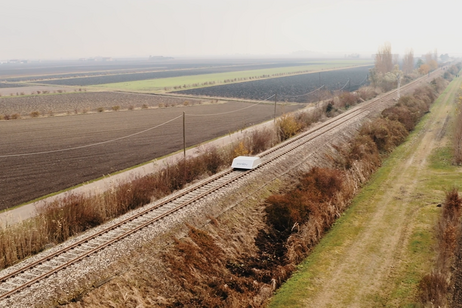 Un momento del test del trasporto a levitazione magnetica su una ferrovia tradizionale (fonte: IronLev)