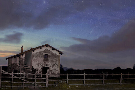 La cometa 12P/Pons-Brooks sul Casale Delle Pietrische, vicino Roma (fonte: Marco D'angelo e Giuseppe Conzo, Gruppo Astrofili Palidoro)
