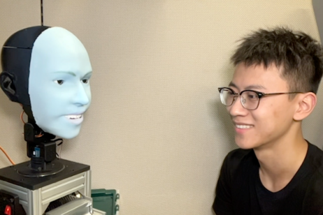 Il robot Emo interagisce con il ricercatore Yuhang Hu, del Creative Machines Lab (fonte: Creative Machines Lab)