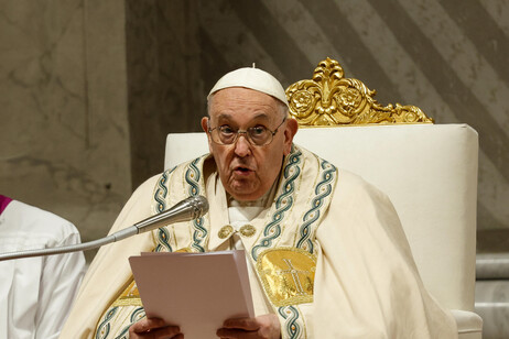 El papa Francisco preside la Santa Misa en la Vigilia Pascual en la basílica de San Pedro.