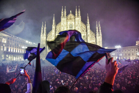 Festejos del Inter en el Duomo de Milán