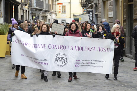 Una manifestazione delle attiviste del centro anti violenza di Aosta