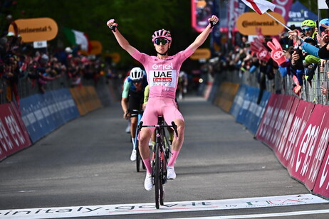 Pogacar repite festejo y se afirma como líder del Giro de Italia
