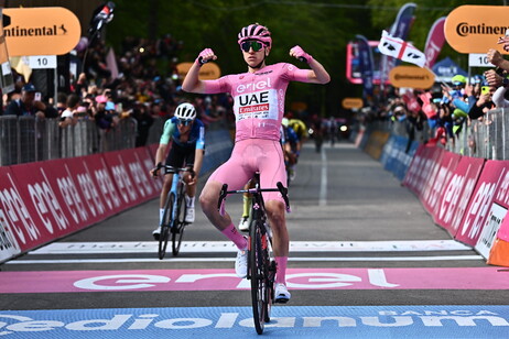 Pogacar celebra en la octava etapa del Giro, tercera para el esloveno