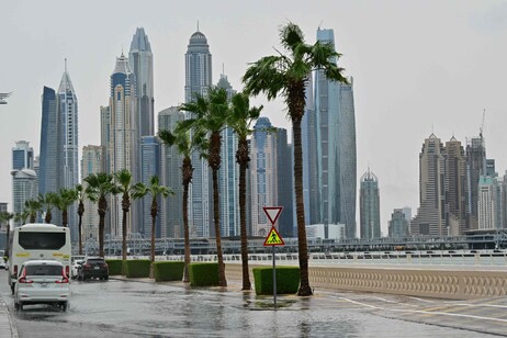 Emirati ancora flagellati dal maltempo, caos allo scalo di Dubai