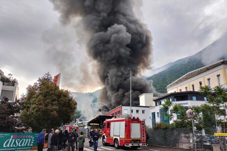 In fiamme Alpitronic a Bolzano, chiuso spazio aereo