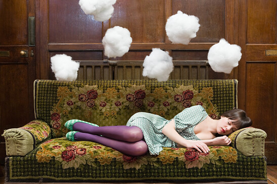 Una giovane donna sogna sul divano foto iStock.